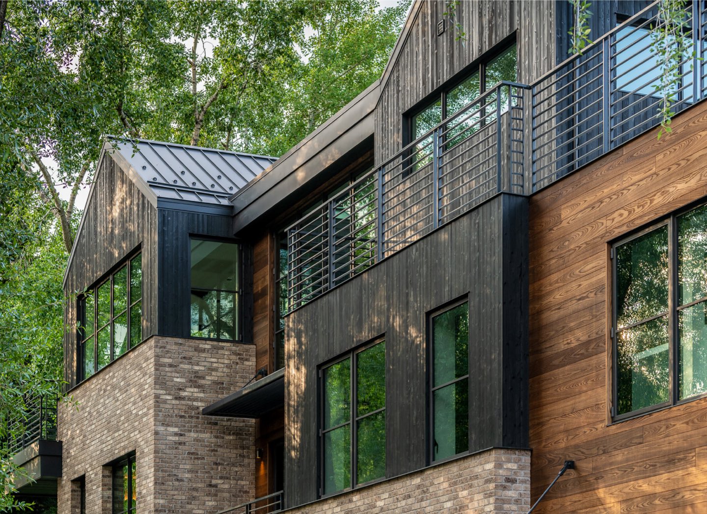 Front exterior of Aspen Street Lodge from the street